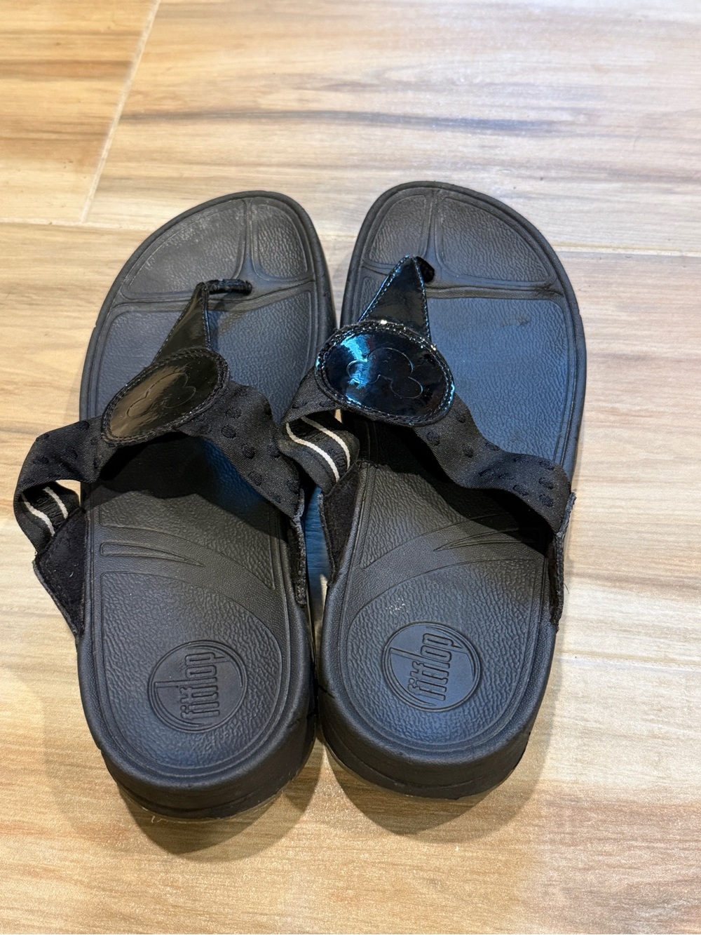 FITFLOP Black DISNEY Patent Logo Thong Sandals - Picture 4 of 9